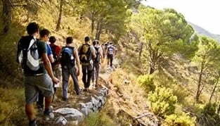 1.- Si vas a hacer trekking de largas travesías, intenta lavarte al menos por la noche los dientes En tu mochila, incluye en tu neceser pasta de dientes y cepillo e intenta limpiarte los dientes después de comer si hay posibilidad en tu ruta. Si no, por la noche en el refugio o en un vivac, no te olvides de limpiar tus dientes, por mucho cansancio y lata que te pueda dar. Las caries aparecen o empeoran al estar mucho tiempo la placa bacteriana en contacto con los dientes.