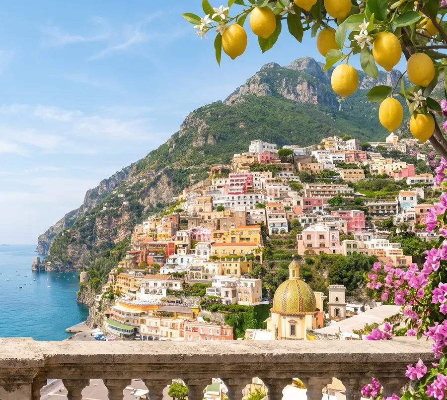 Costiera amalfitana vista da una terrazza tra i limoni