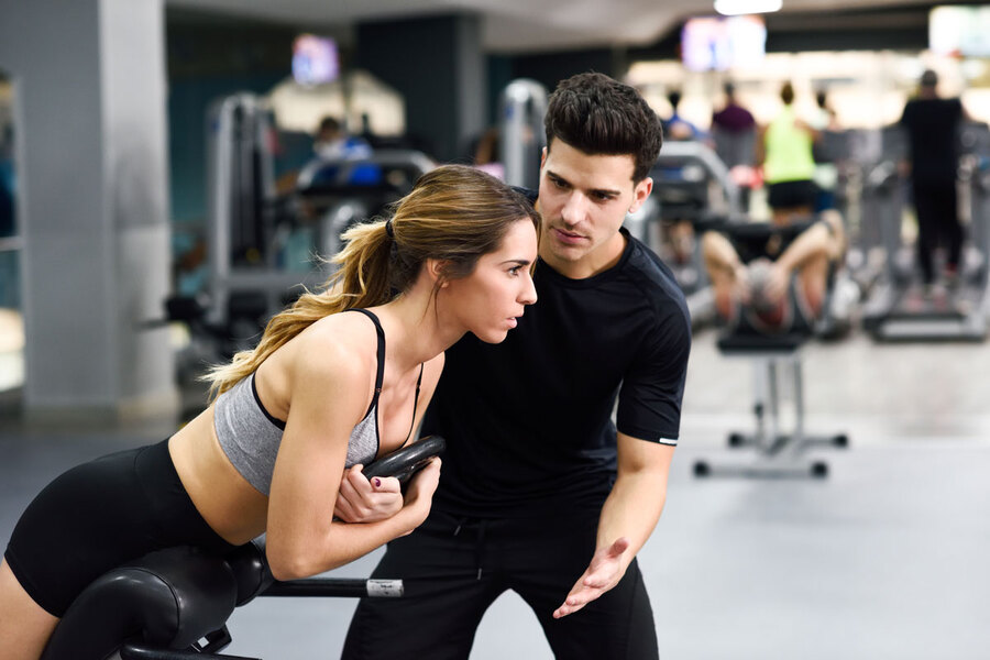 Phòng gym hiện đại với huấn luyện viên cá nhân (PT) hướng dẫn tập luyện cho hội viên, thể hiện dịch vụ PT chuyên nghiệp và lợi ích. Phòng gym hiện đại với huấn luyện viên cá nhân (PT) hướng dẫn tập luyện cho hội viên, thể hiện dịch vụ PT chuyên nghiệp và lợi ích.