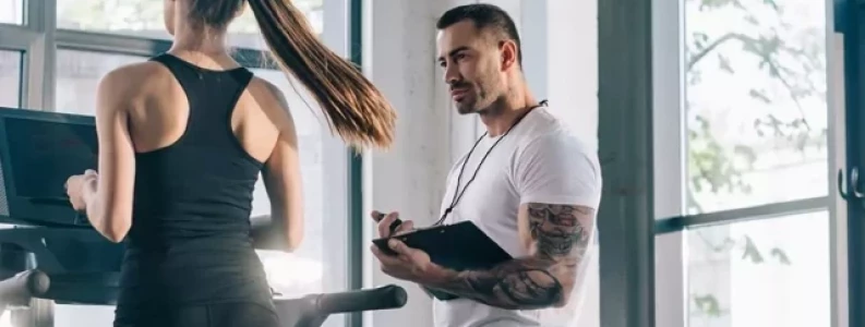 Một người chủ phòng gym đang quan sát và đánh giá cao một nhân viên đang tương tác tích cực với khách hàng, thể hiện sự tìm kiếm và nhận diện tài năng lãnh đạo. Một người chủ phòng gym đang quan sát và đánh giá cao một nhân viên đang tương tác tích cực với khách hàng, thể hiện sự tìm kiếm và nhận diện tài năng lãnh đạo.