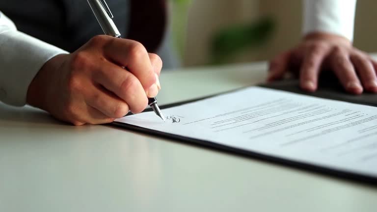 Một chồng tài liệu pháp lý với bút và con dấu, tượng trưng cho tầm quan trọng của việc hợp pháp hóa thỏa thuận chuyển giao phòng gym. Một chồng tài liệu pháp lý với bút và con dấu, tượng trưng cho tầm quan trọng của việc hợp pháp hóa thỏa thuận chuyển giao phòng gym.