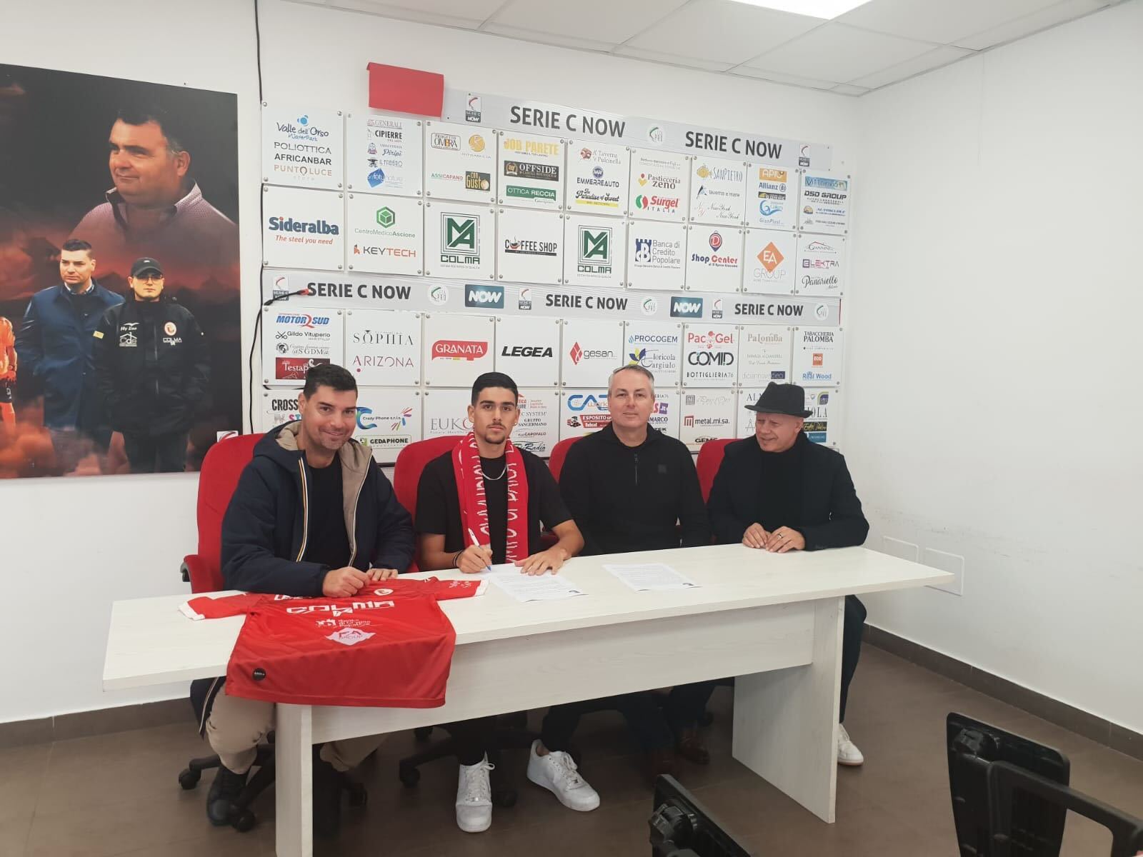 Thomas Signing