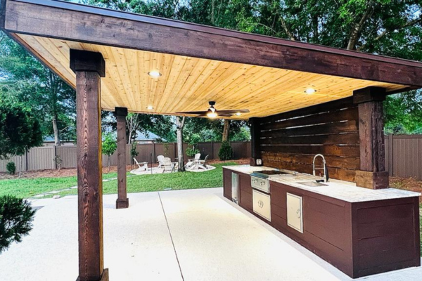 Transform Your Backyard with an Outdoor Kitchen: Tips for Creating the Perfect Cooking and Entertaining Space