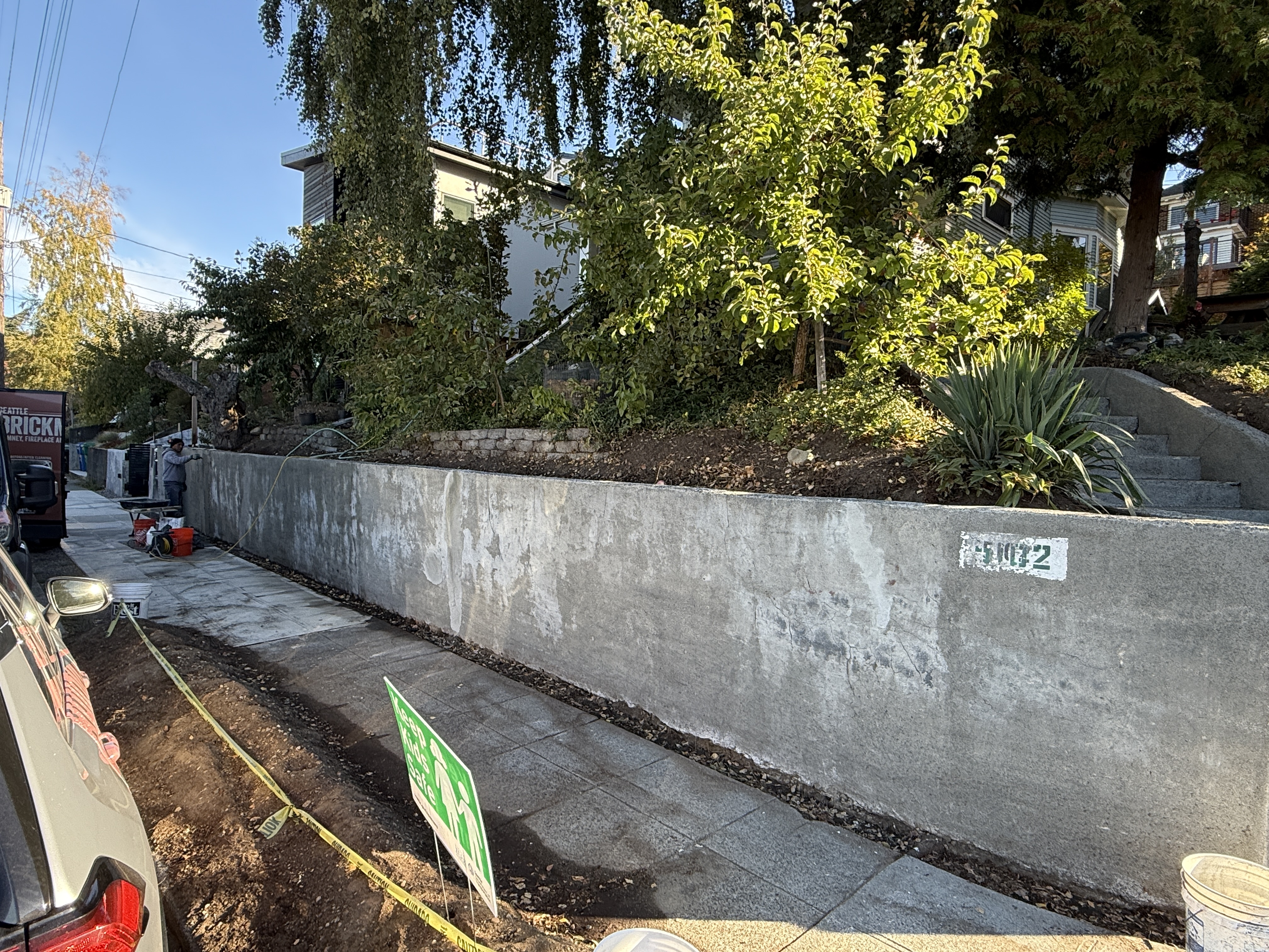 Before: Cracked retaining wall in Ballard, Seattle showing water damage Before: Cracked retaining wall in Ballard, Seattle showing water damage