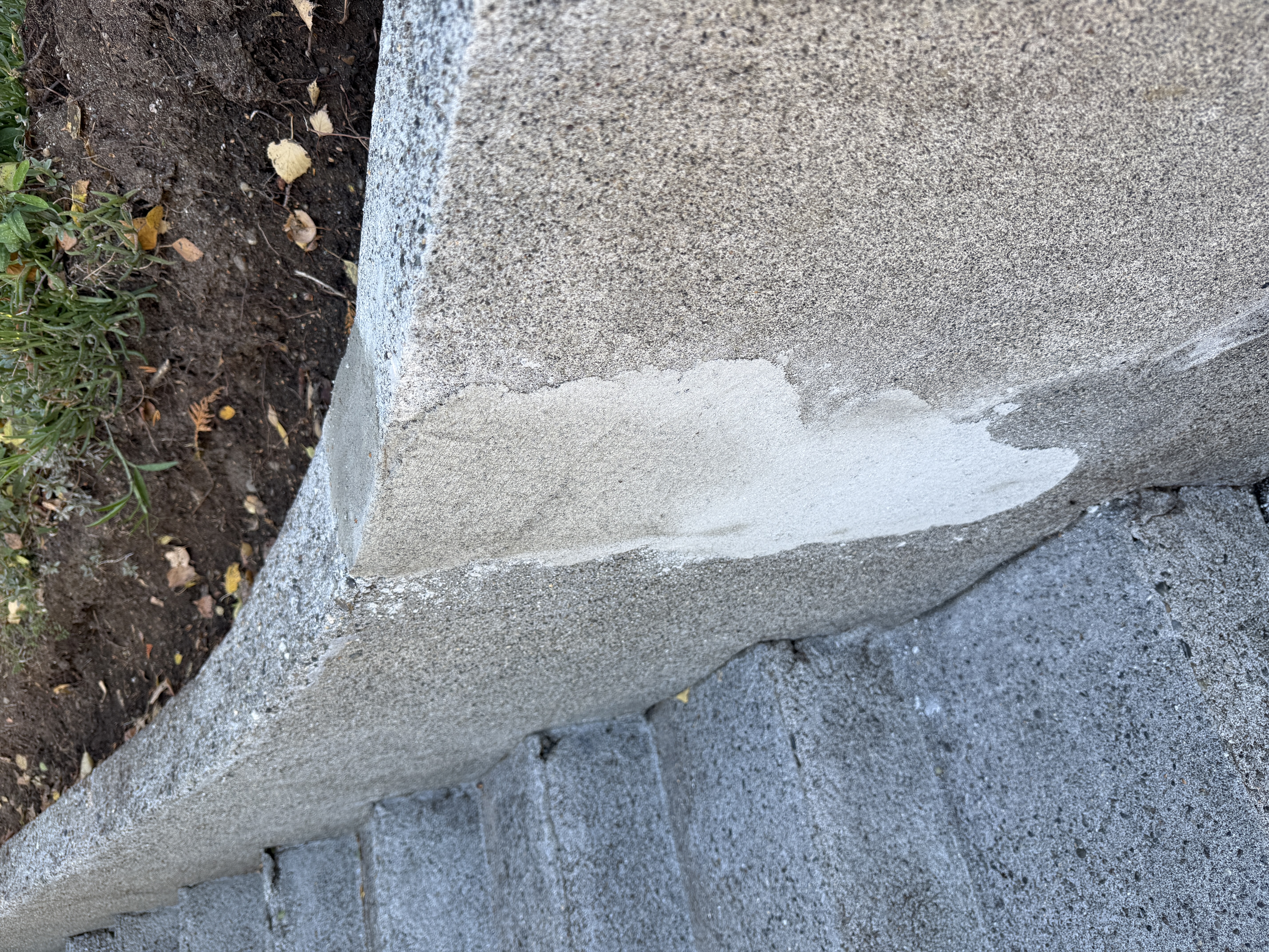 Before: Cracked retaining wall in Ballard, Seattle showing water damage Before: Cracked retaining wall in Ballard, Seattle showing water damage
