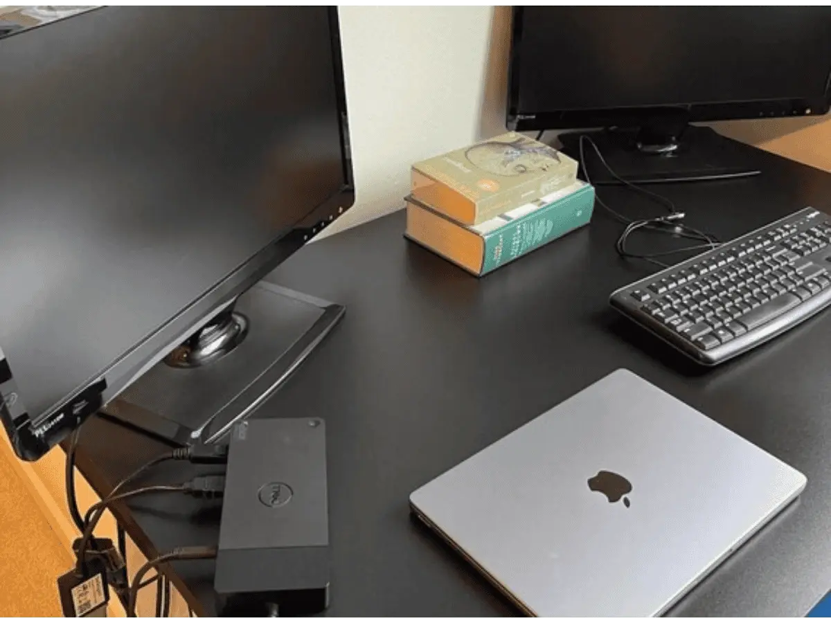 alt="After photo of the same home office desk, now spotless and dust-free after a detailed residential cleaning service."