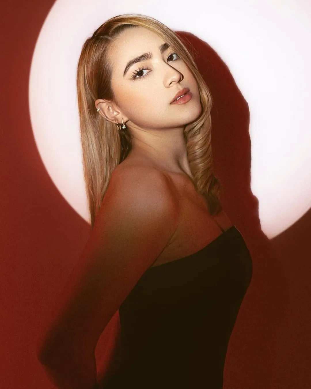 Aylin grabando en cabina de micrófono