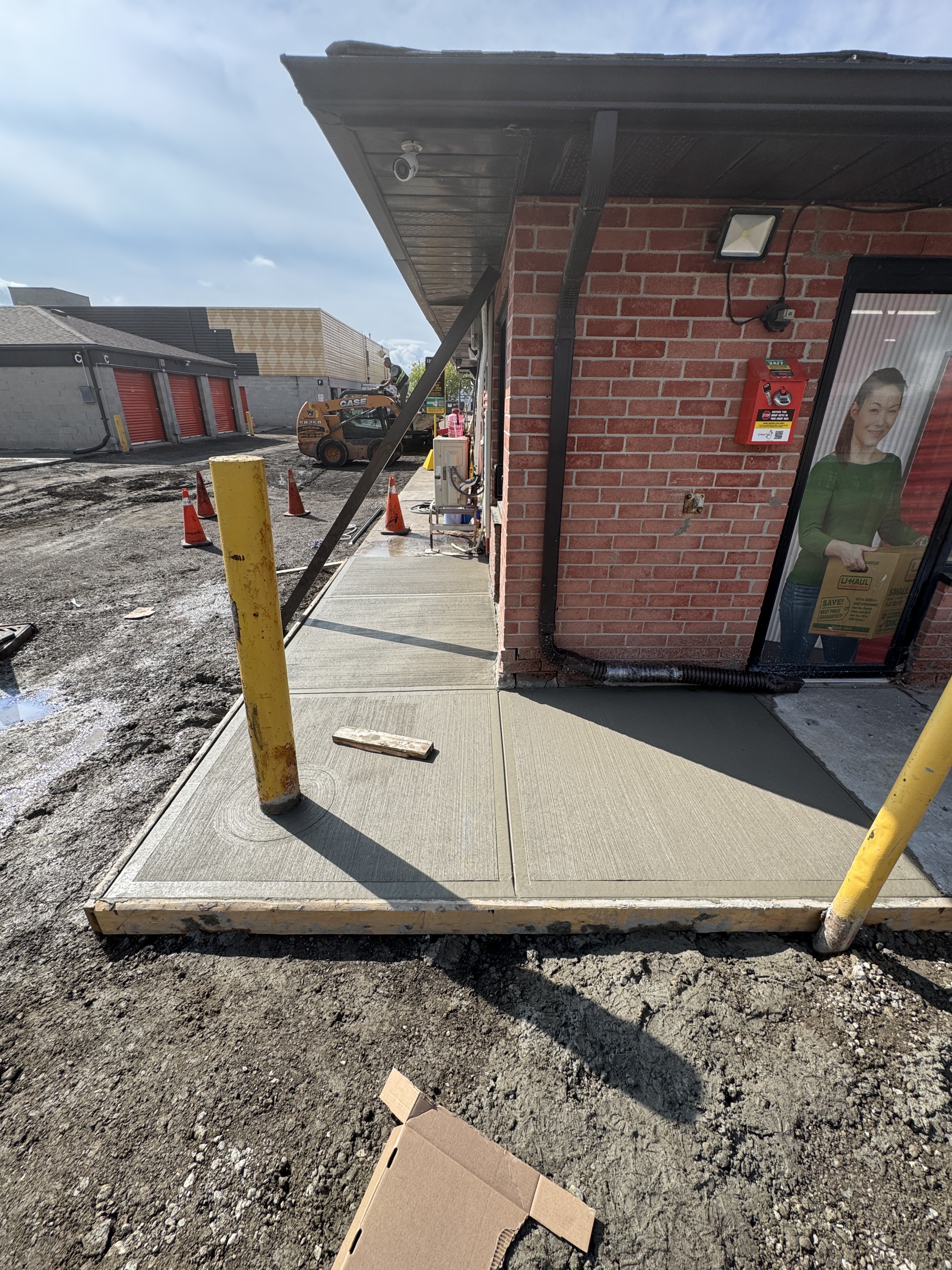 Concrete Sidewalk Pour | Pavemar Paving