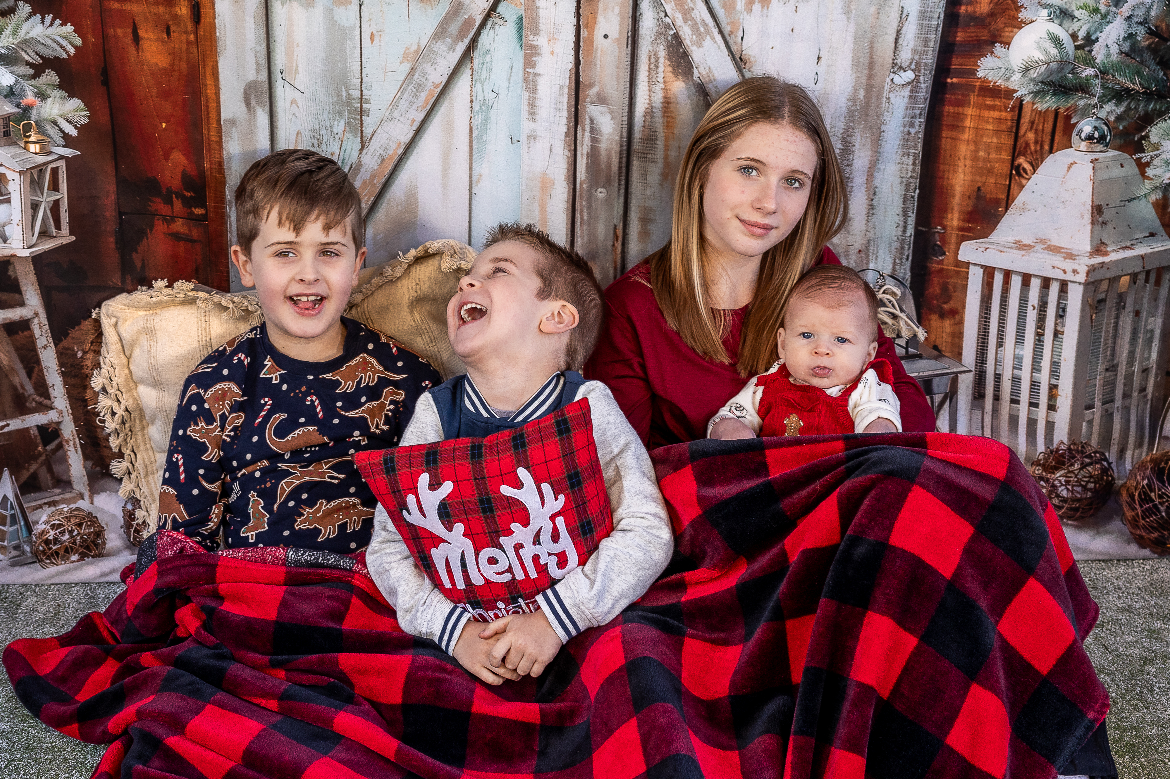 siblings in their Christmas minis photoshoot