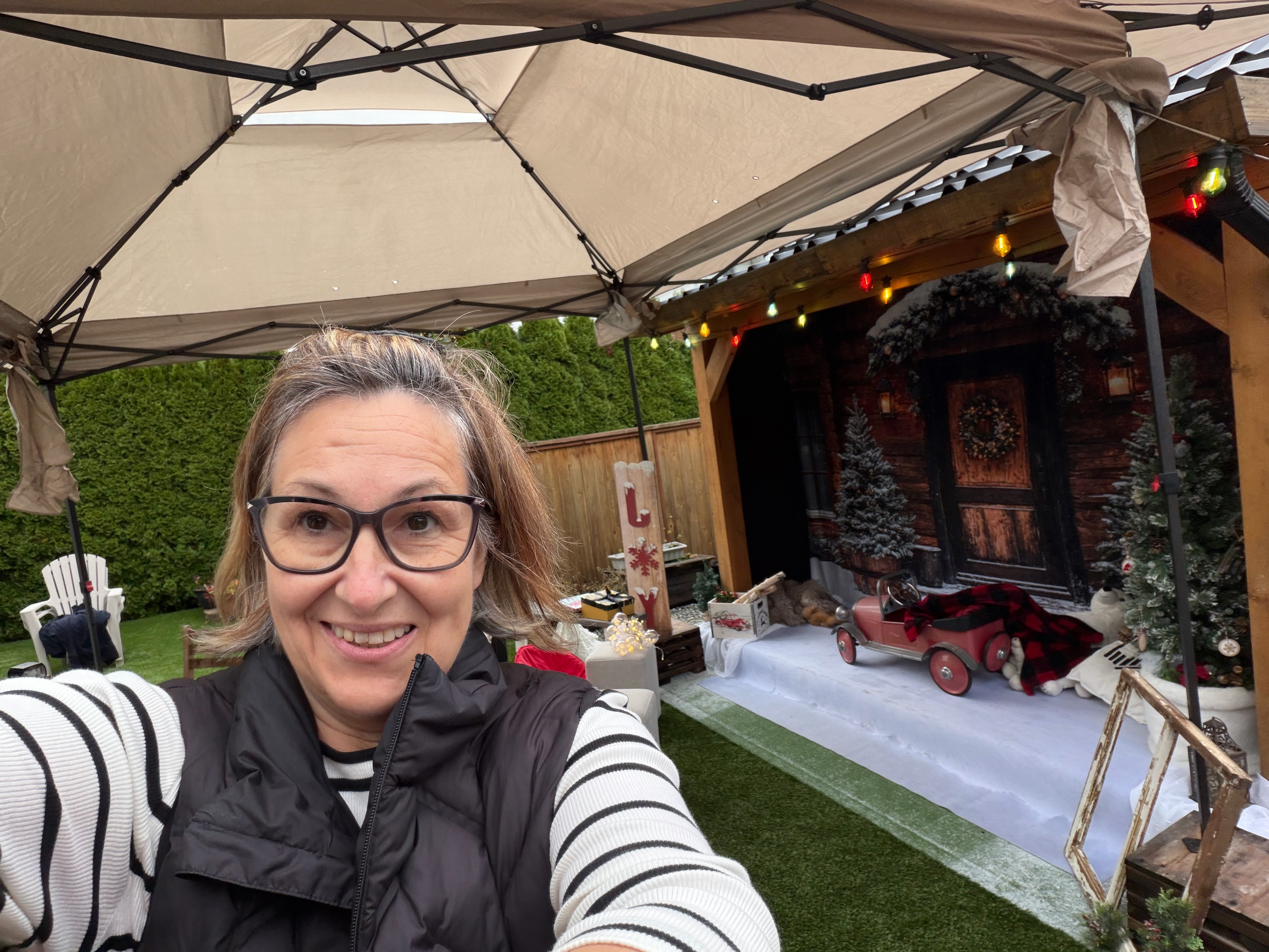 Behind the scenes of holiday magic! 🎄✨ Prepping the coziest Christmas set for festive photos you'll treasure forever. Who’s ready to make some merry memories?