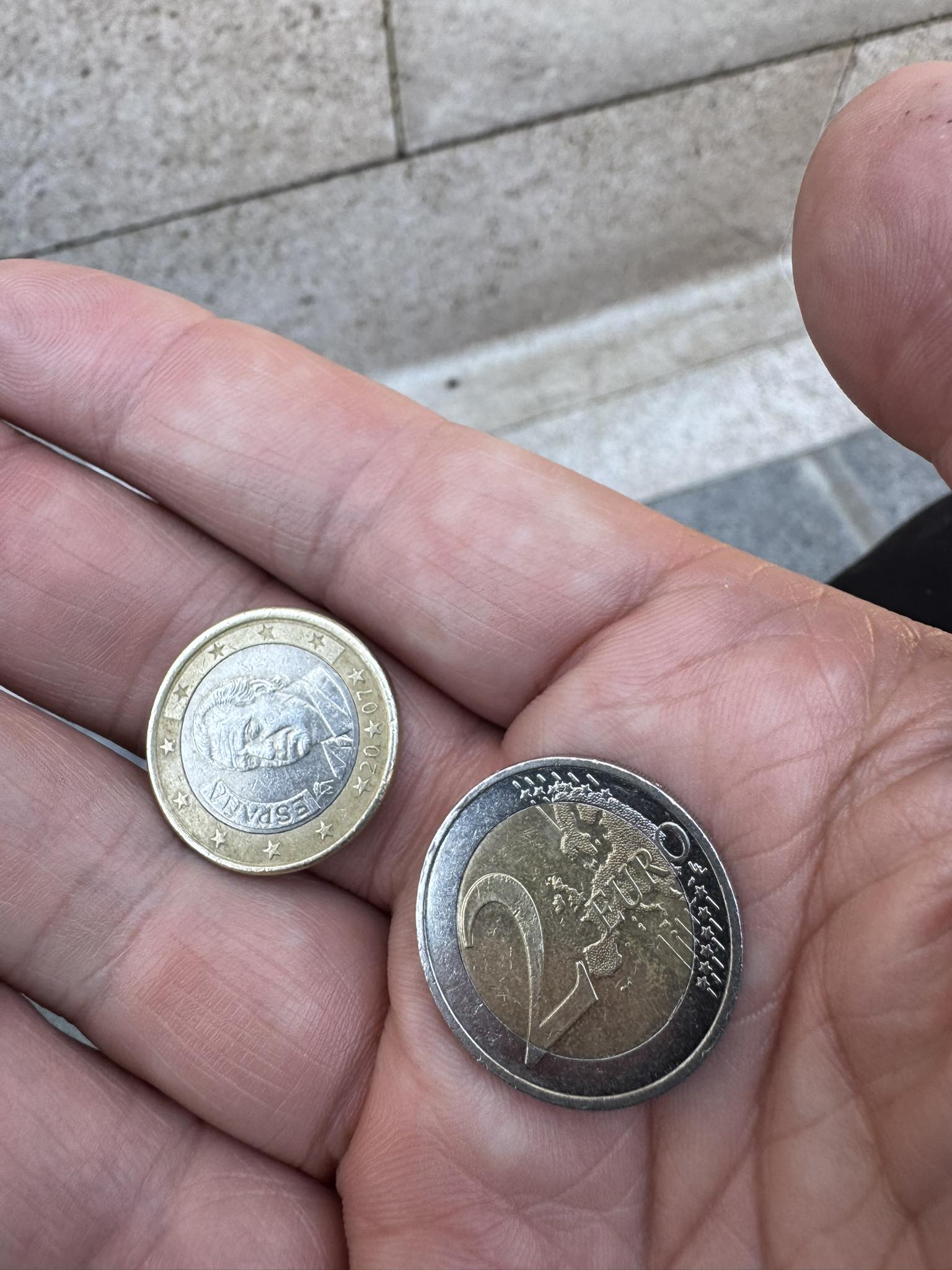 €3 €3