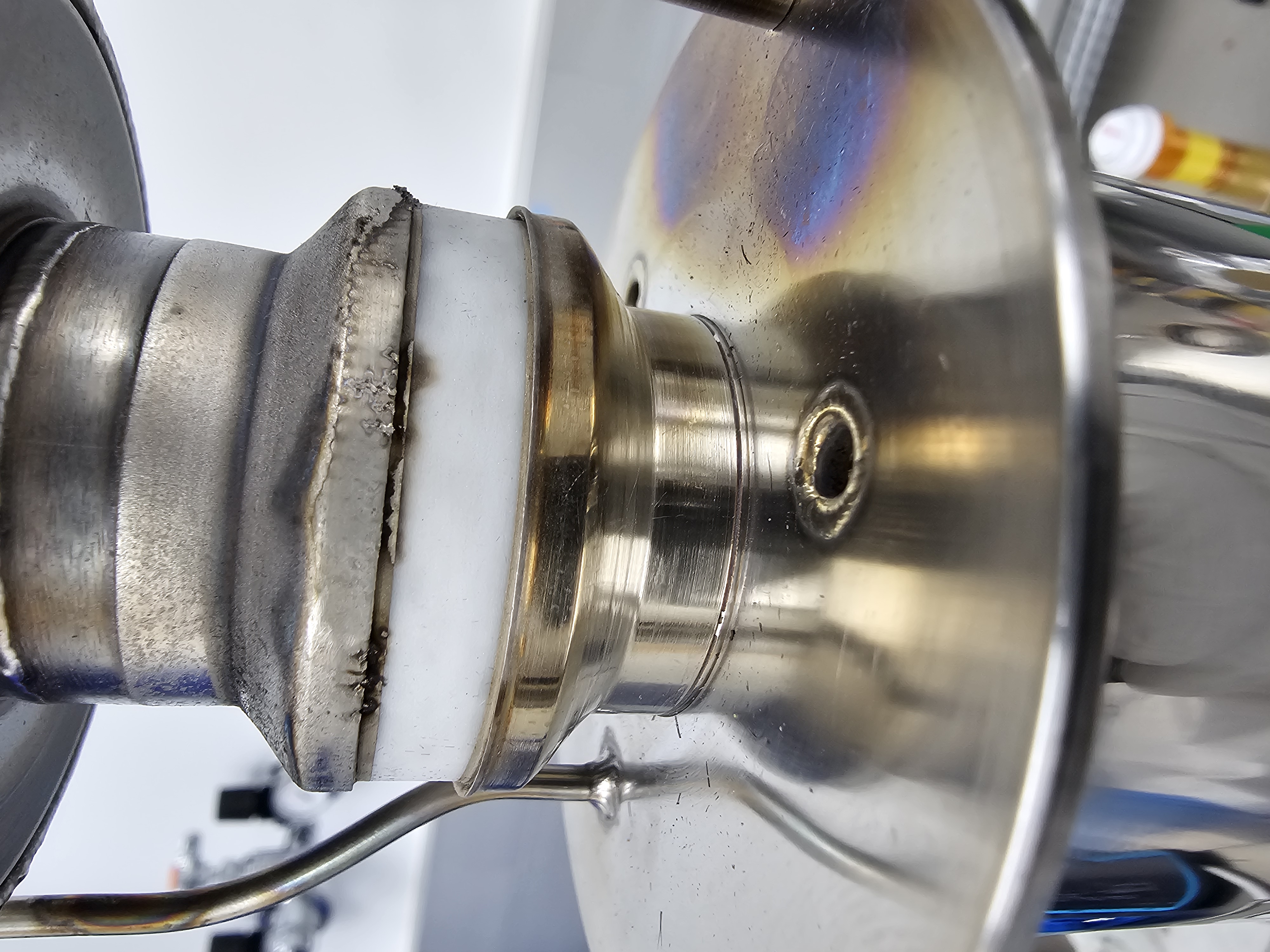 Ceramic Isolator with Particle Accumulation