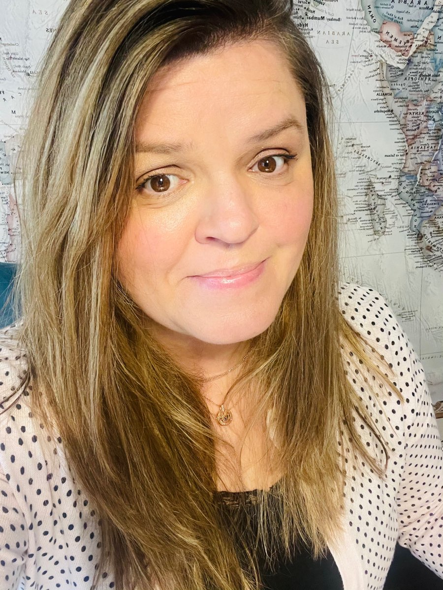 I help you reclaim your home from clutter, so you can find ease and live your life with joy. I am your Professional Decluttering Life Coach, Wellness Facilitator, and Trifecta Alchemy Practitioner.