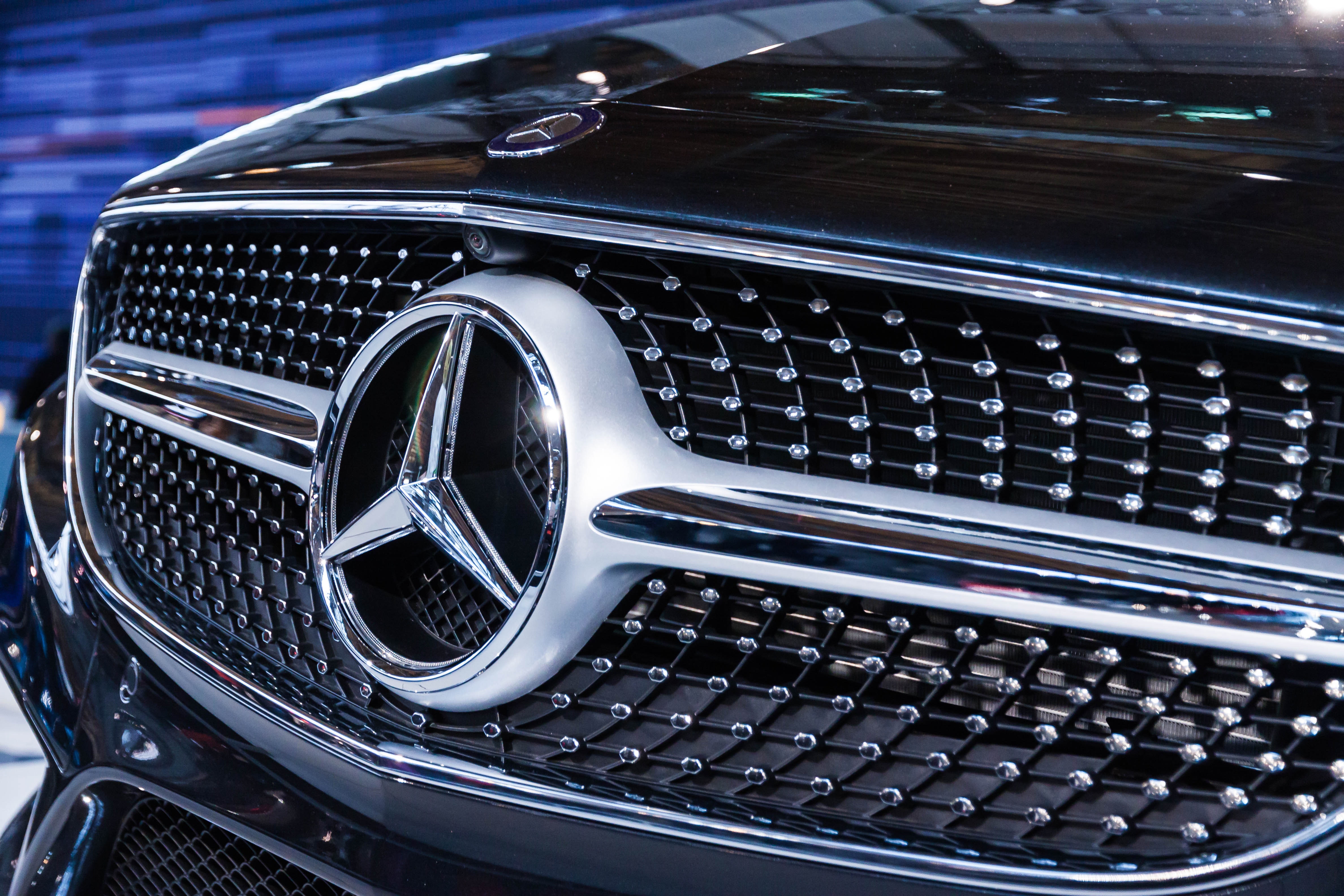  Mixed Opinions on Mercedes Benz's Haggle-Free Selling Approach: Car Dealer News Summary