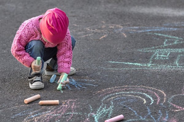 easy toddler activities sidewalk chalk