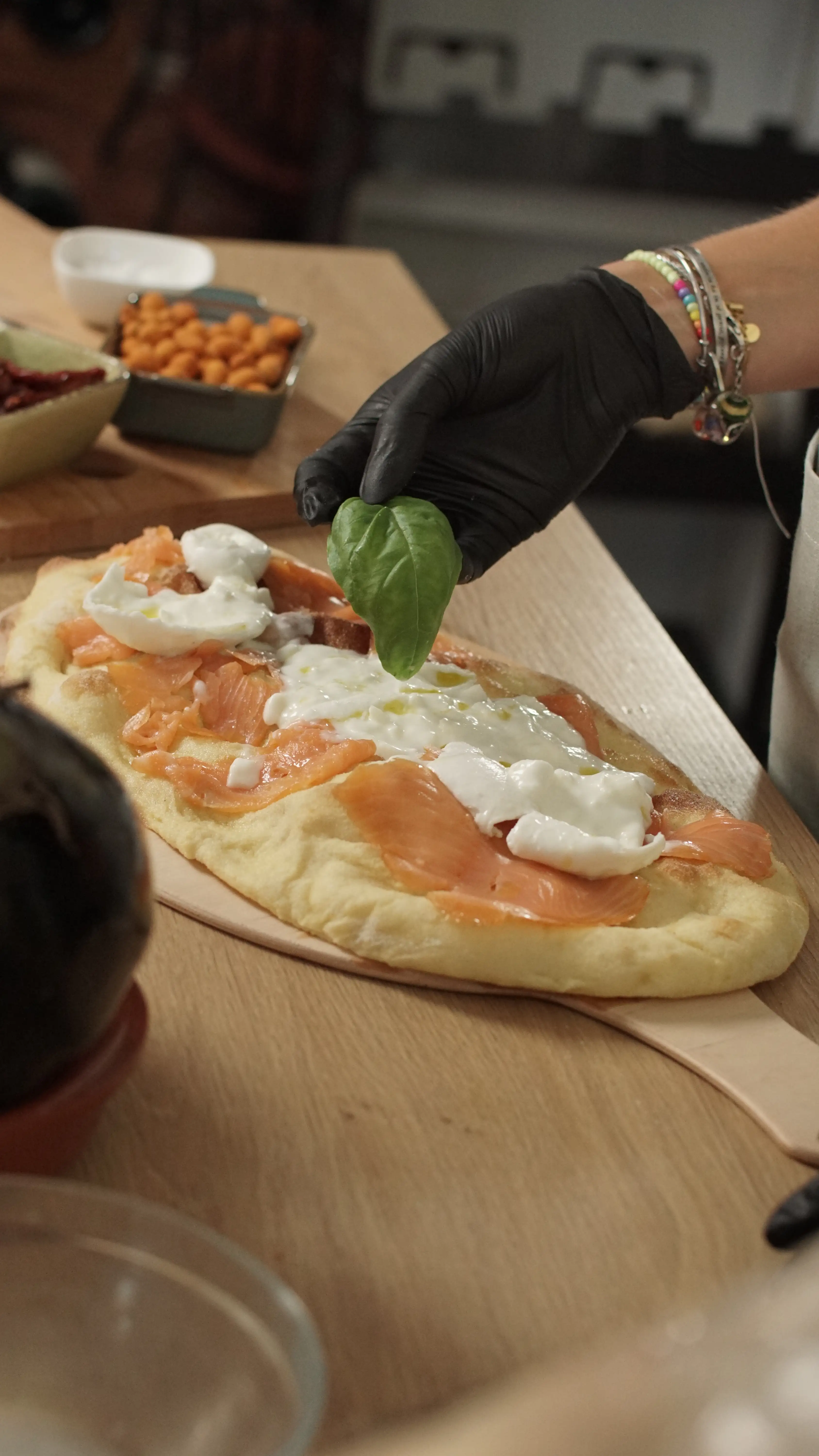 Pinsa gourmet su tagliere