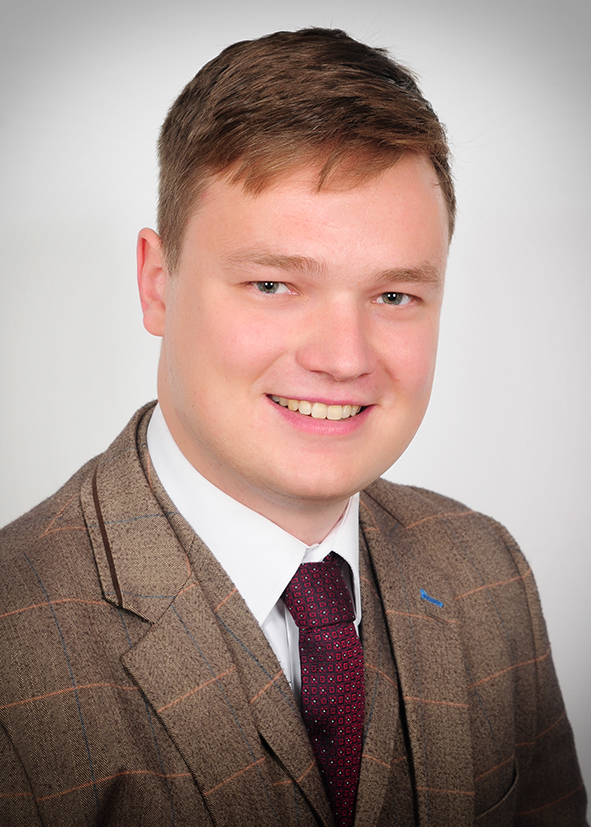 Professioneller Fotograf macht ein Bewerbungsfoto im Studio