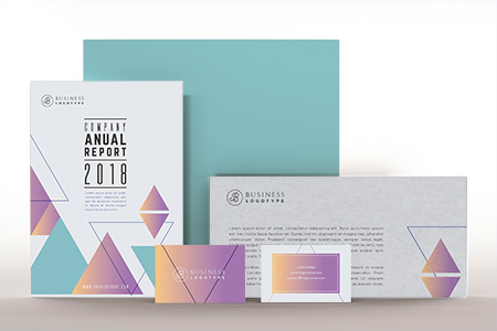 Das Team von Brilliantdruck berät Kunden in der Druckerei in München.