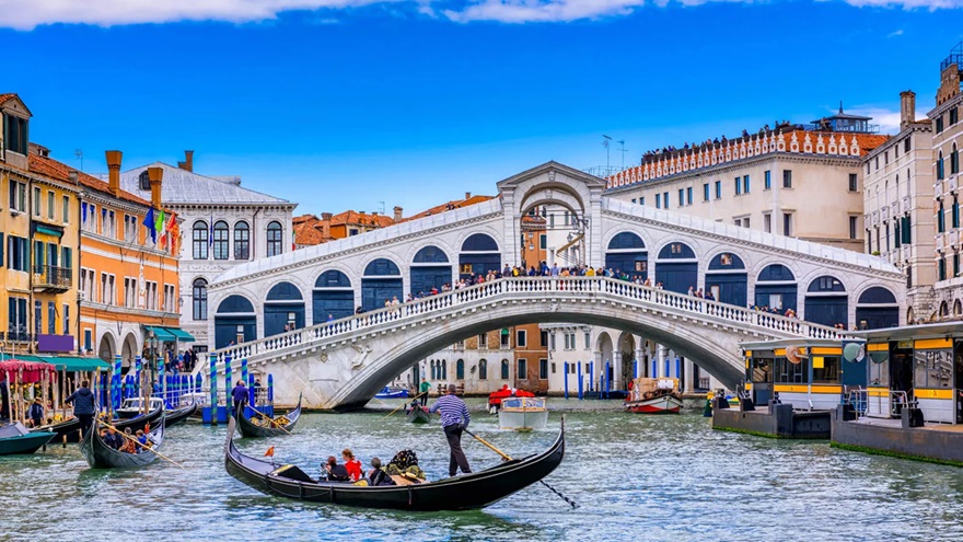 Ride gondola in Venice