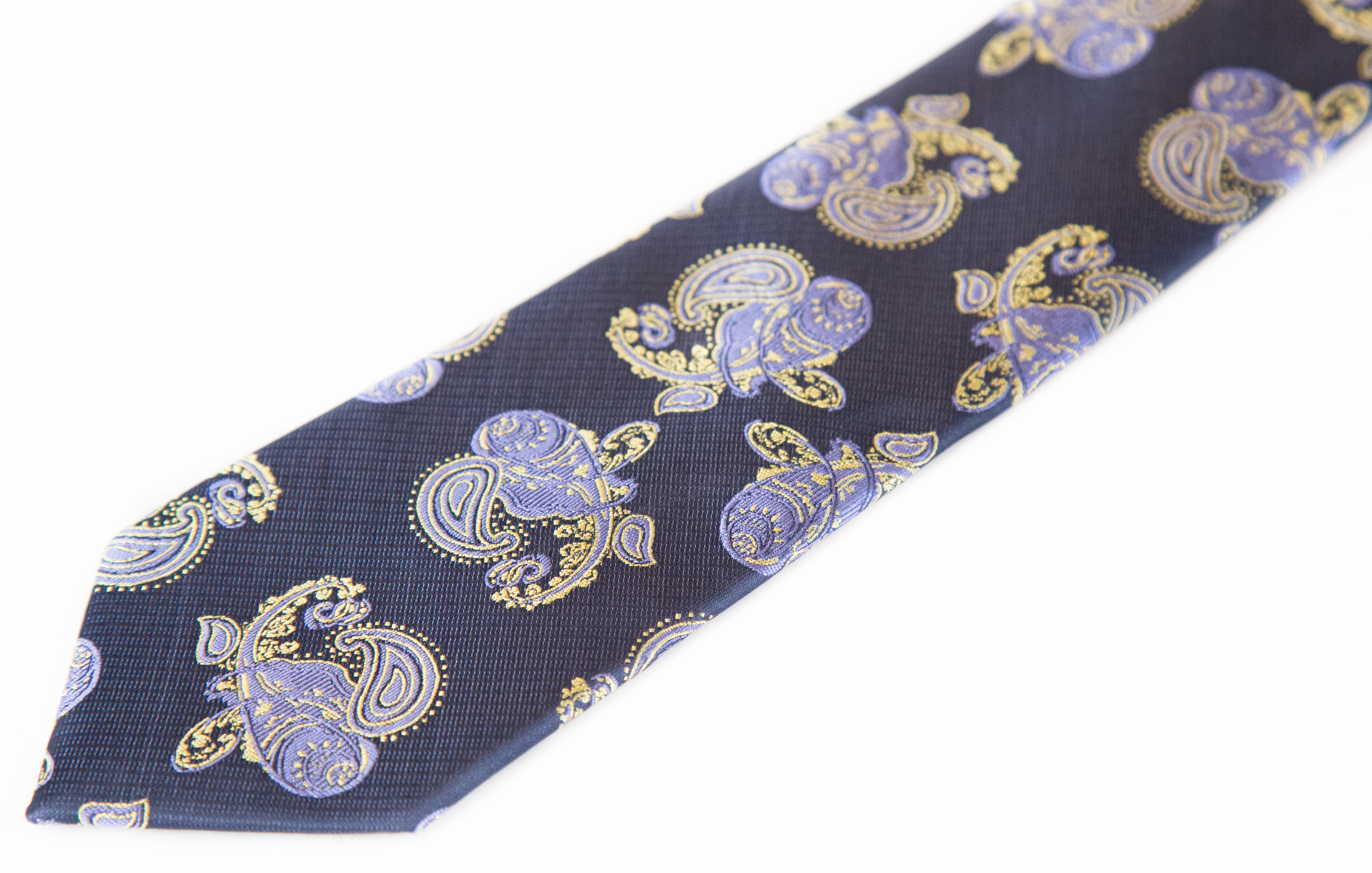 What tie should a larger man wear, ties for large men, proper fit for an overweight man What tie should a larger man wear, ties for large men, proper fit for an overweight man