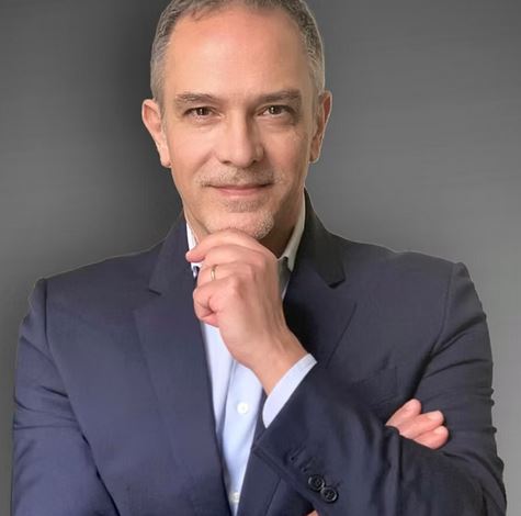 Ayudo a organizaciones y líderes a ganar claridad y definir su estrategia de éxito en momentos de transición o crecimiento - Brand strategist. Personal branding. Profesor en Esade. Autor.