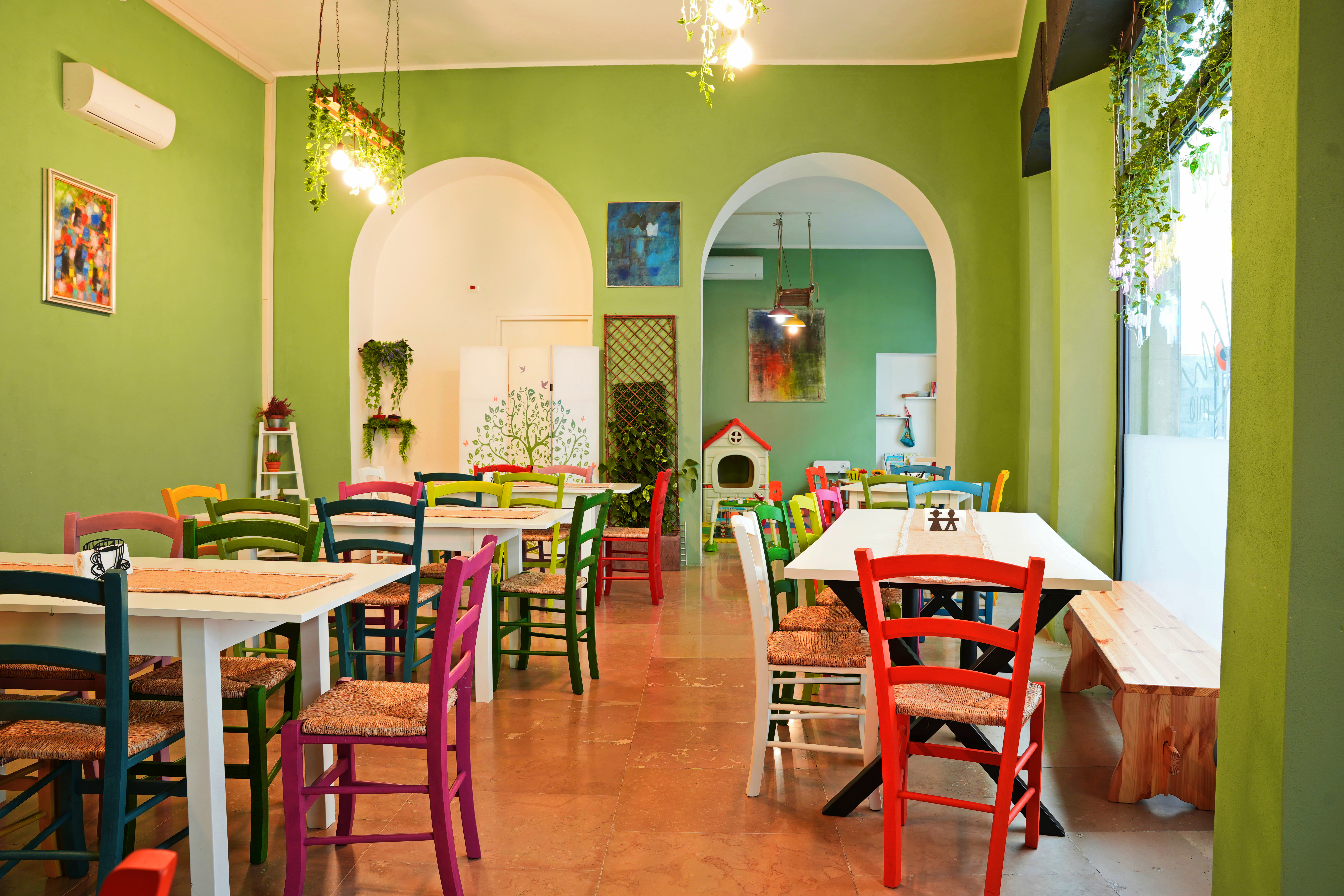 Sala con sedie colorate