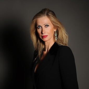 Virginia Sanchesi, laureata in Scienza Politiche Internazionali con lode, giornalista dal 2013, e’ entrata nel settore della chirurgia plastica nel 1990 grazie al chirurgo plastico Furio Ferrari  condividendone per  anni formazione,ascesa carriera nazionale ed internazionale oltre che organizzazione e comunicazione dello stesso.
Per 27 anni ha seguito un suo Centro Medico ICAS Srl a Torino improntato anch’esso sulla chirurgia plastica e annoverando al suo interno importanti specialisti a livello europeo con cui condividere idee e nuove frontiere.
Specializzata da anni come giornalista in trasmissioni a carattere medico, negli ultimi anni si e’ dedicata ad eventi a 360 °, organizzazione di workshop e congressi, aprendo anche un suo canale personale per comunicazione e ufficio stampa.