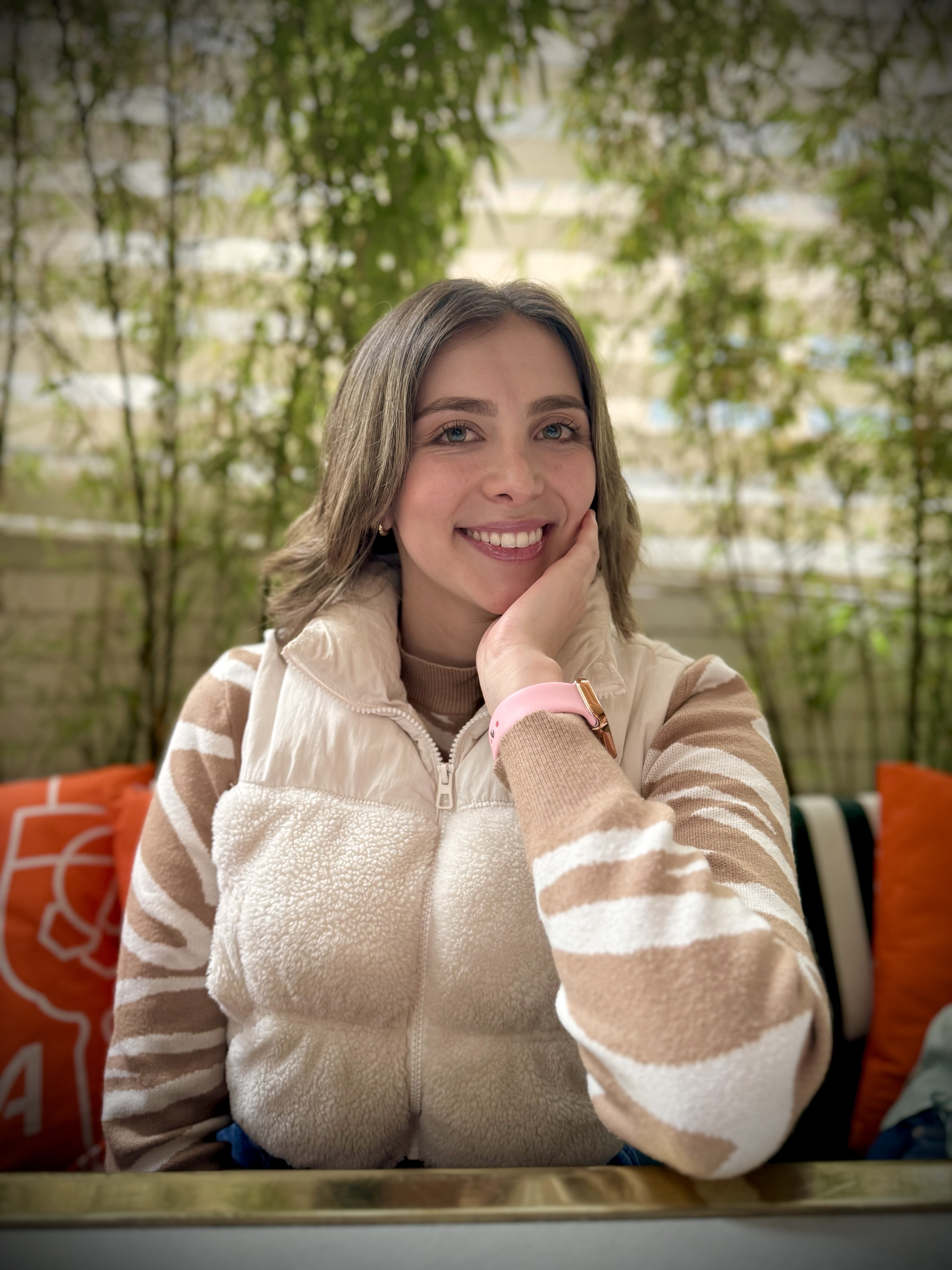 Angela Sanín Reyes, especialista en comunicación y marketing ganadero, autora de contenido educativo para el sector agropecuario. Apasionada por la innovación, la nutrición animal y la transformación digital en el campo colombiano.