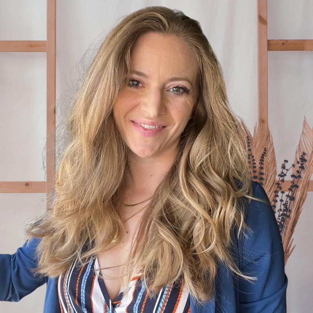 Jackie Onyszko is a certified hair practitioner through the International Association of Trichology. She specializes in scalp health, hair loss, and hair breakage, studying various disorders and treatments. With nearly seven years of experience, Jackie has been helping people transform their hair using naturally-based products. Her dedication to understanding and addressing various hair and scalp issues ensures optimal hair health and vitality for her clients.