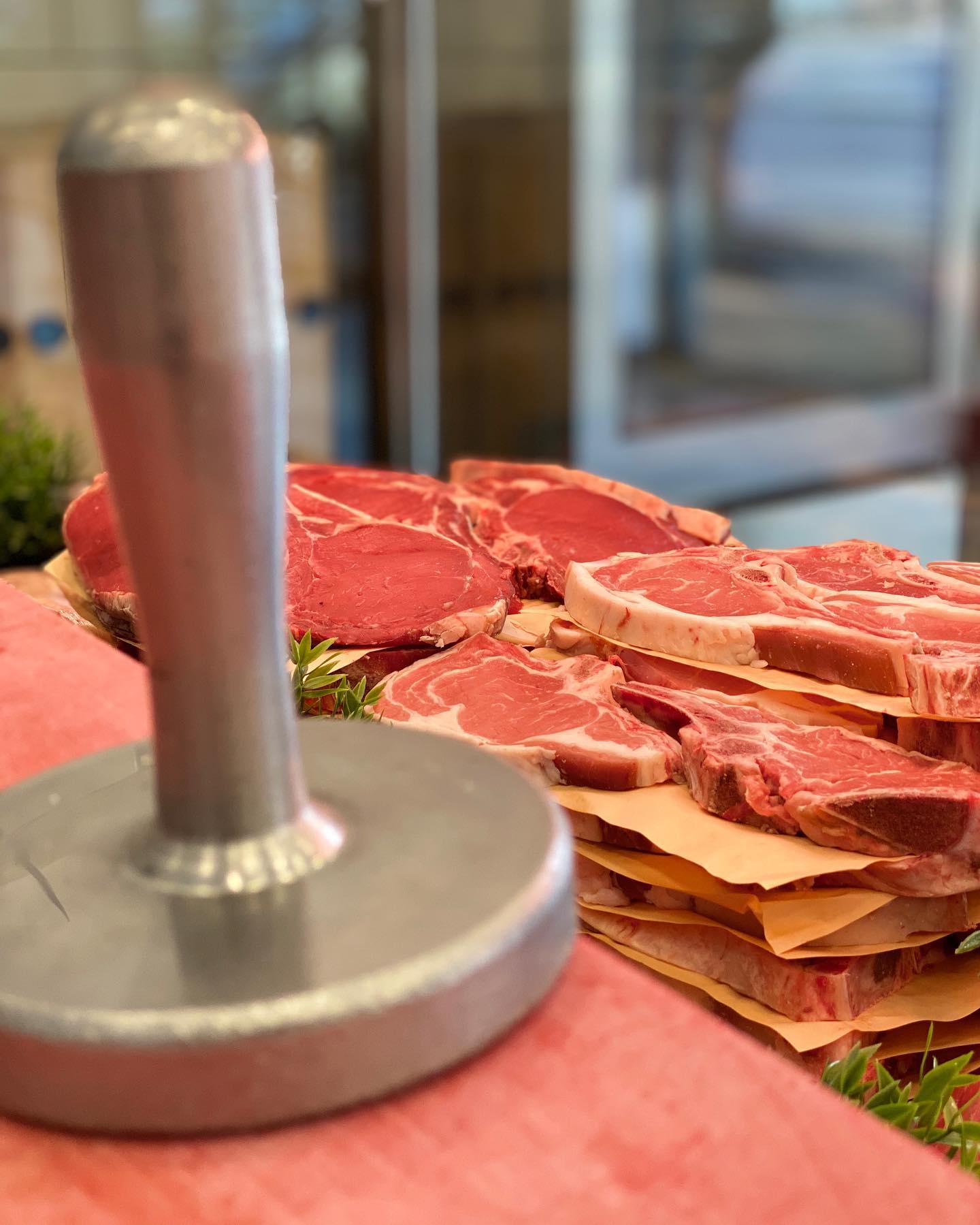 Κρεοπωλειο Μαγγινας — βιτρινα καταστηματος