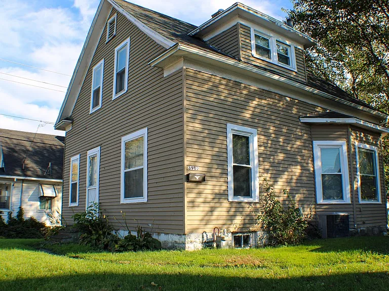 3902 4th Ave Moline, IL Front of House