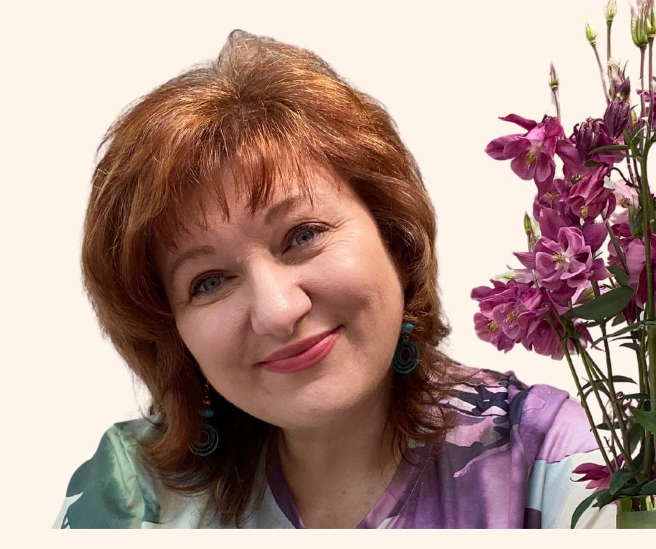 Aneta Süčová už více než 10 let provází lidi na cestě sebepoznání, objevování jejich talentů, hodnot a snů. Je pedagožka, kariérová poradkyně a certifikovaná koučka, která věří, že skutečný růst začíná uvnitř, tj. v odvaze být sám sebou.

Zakladatelka projektu Talentov, kde podporuje rodiče v tom, aby viděli jedinečnost svých dětí a uměli ji rozvíjet v každodenním životě. Inspiraci čerpá z psychologie silných stránek, Gallup metodologie a své vlastní zkušenosti mámy tří synů.

Jejím snem je svět, kde děti vyrůstají v důvěře a podpoře, nikoli ve strachu a neustálém tlaku na výkon.