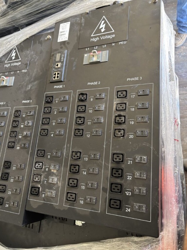 EATON (TRILOGY) AP8000M HIGH-CAPACITY 3-PHASE POWER DISTRIBUTION UNIT