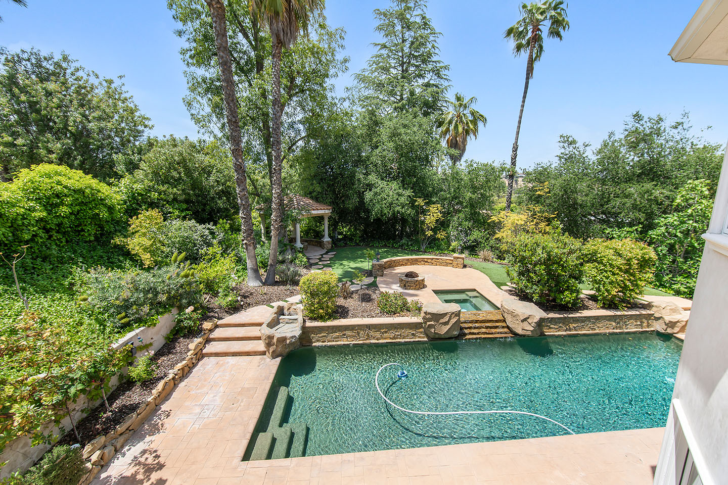 https://lorisellsyourhome.com/ https://lorisellsyourhome.com/