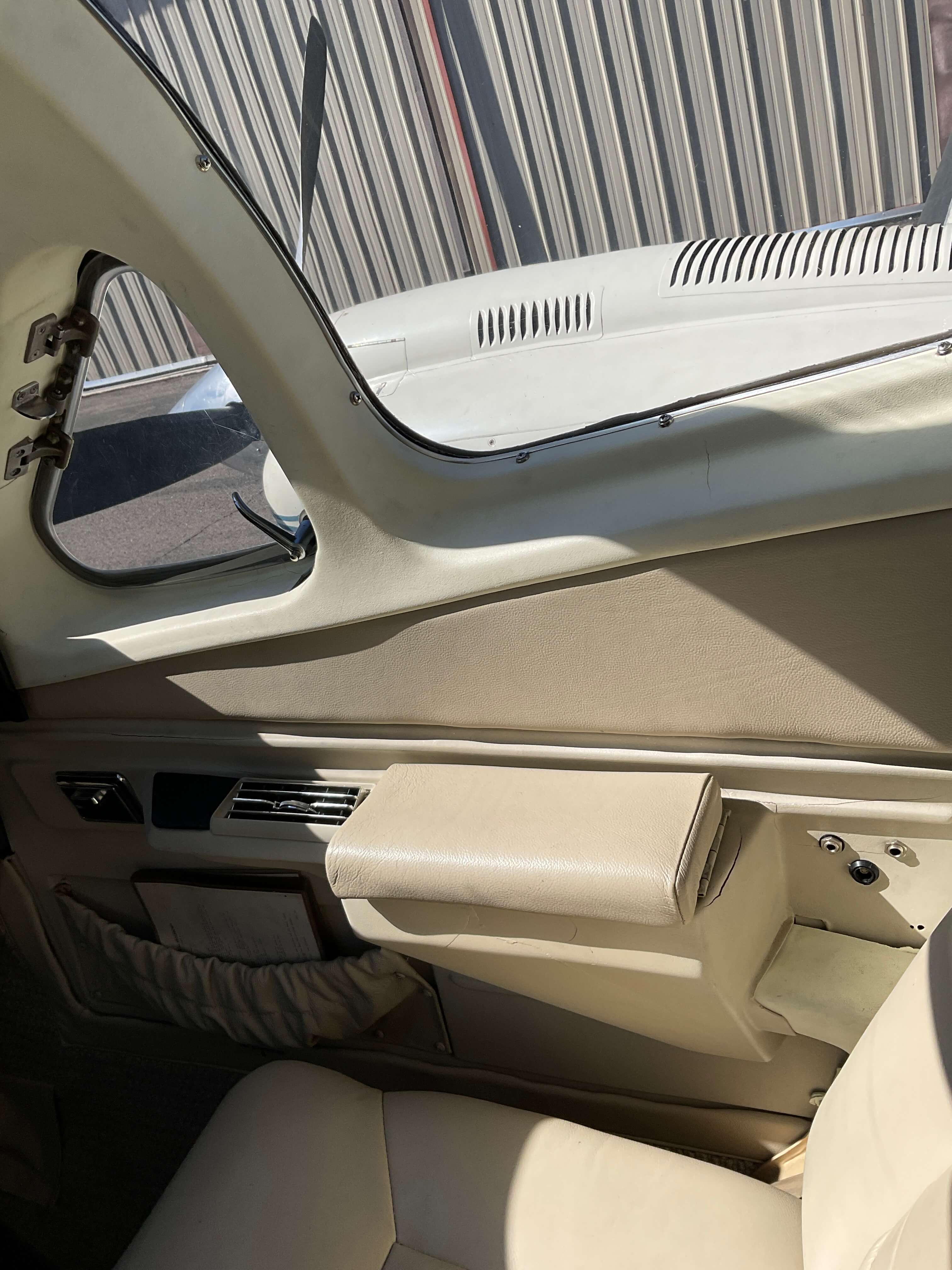 Cessna 421C RAM - Interior - Co-Pilot Armrest