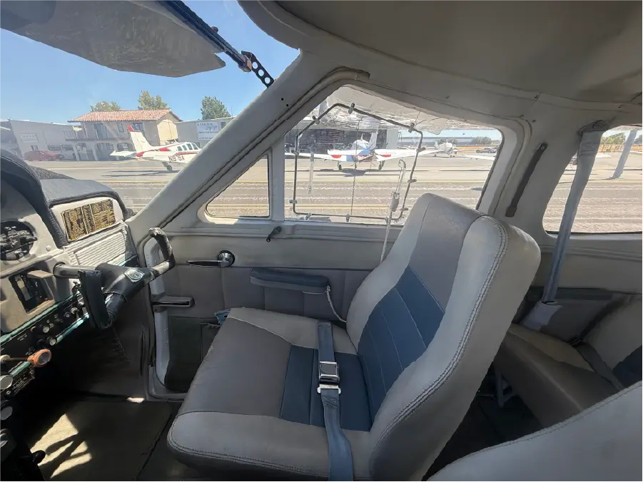 Cessna 177B Cardinal - Front Seats