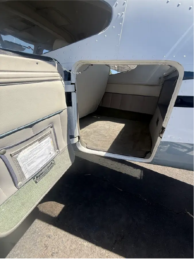Cessna 177B Cardinal - Baggage Door