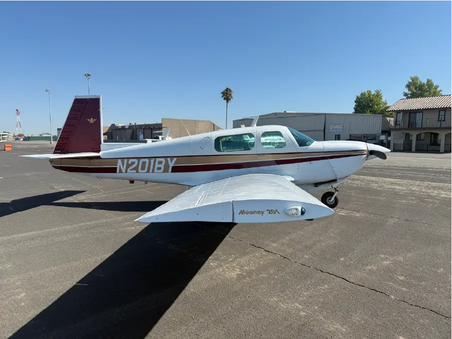 Mooney M20J - Co-Pilot Side View