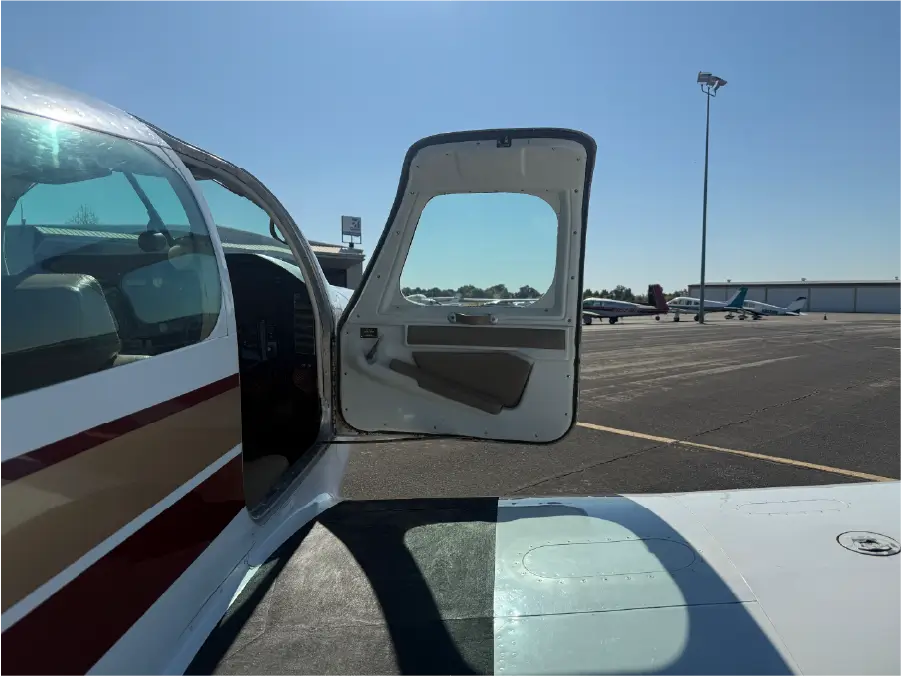 Mooney M20J - Cockpit Door