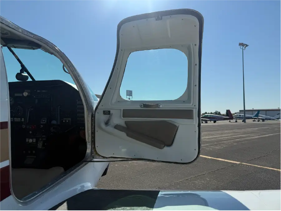 Mooney M20J - Cockpit Door