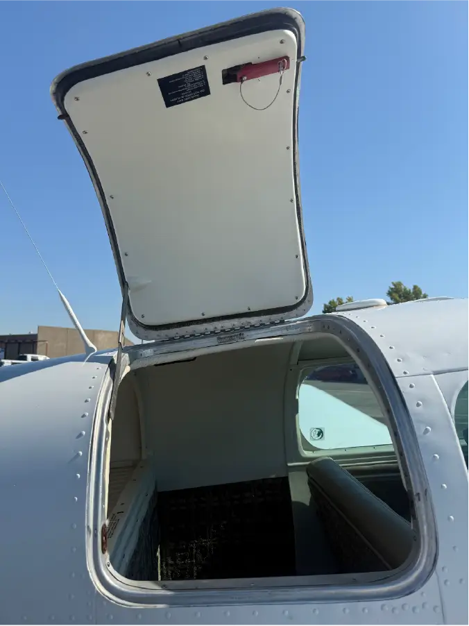 Mooney M20J - Baggage Door