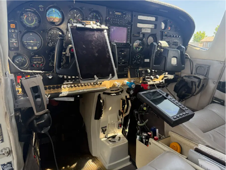 Cessna Centurion - Cockpit