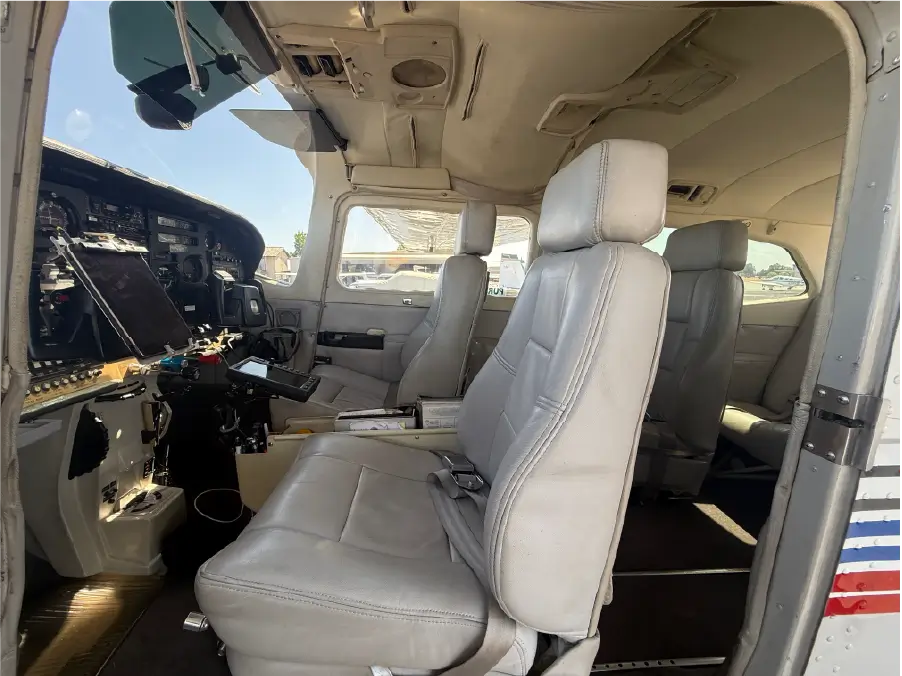 Cessna Centurion - Front Seats