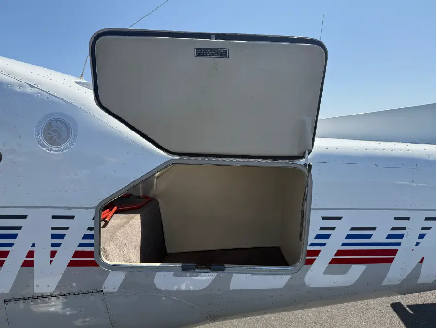 Cessna Centurion - Baggage Door