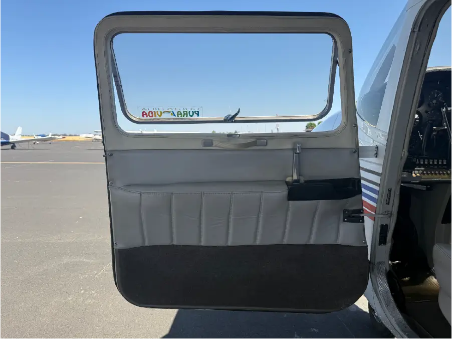 Cessna Centurion - Door Open