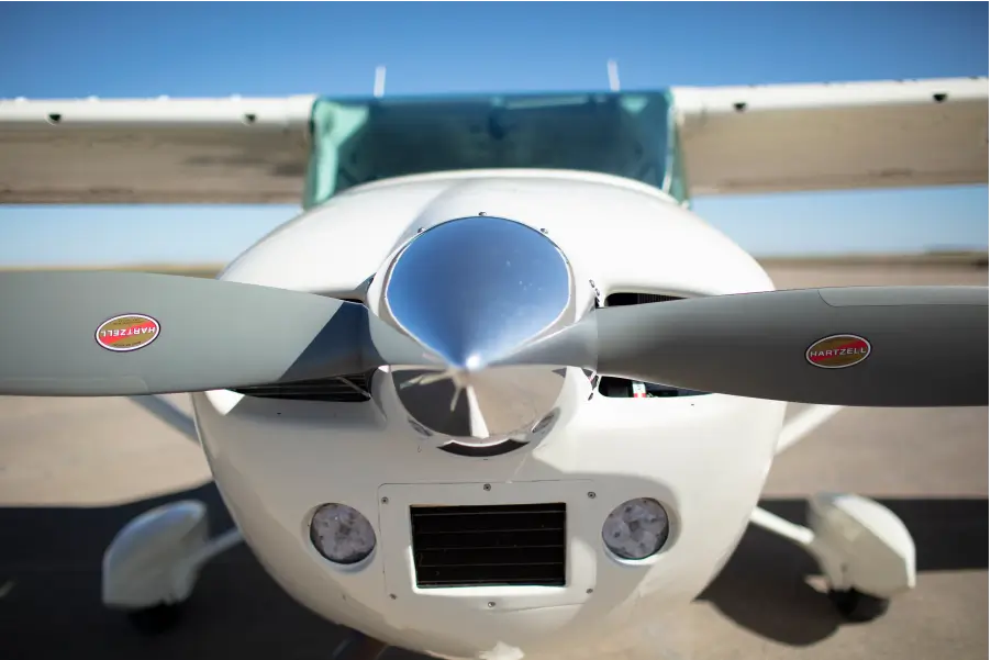 Cessna 182P Skylane - Front View