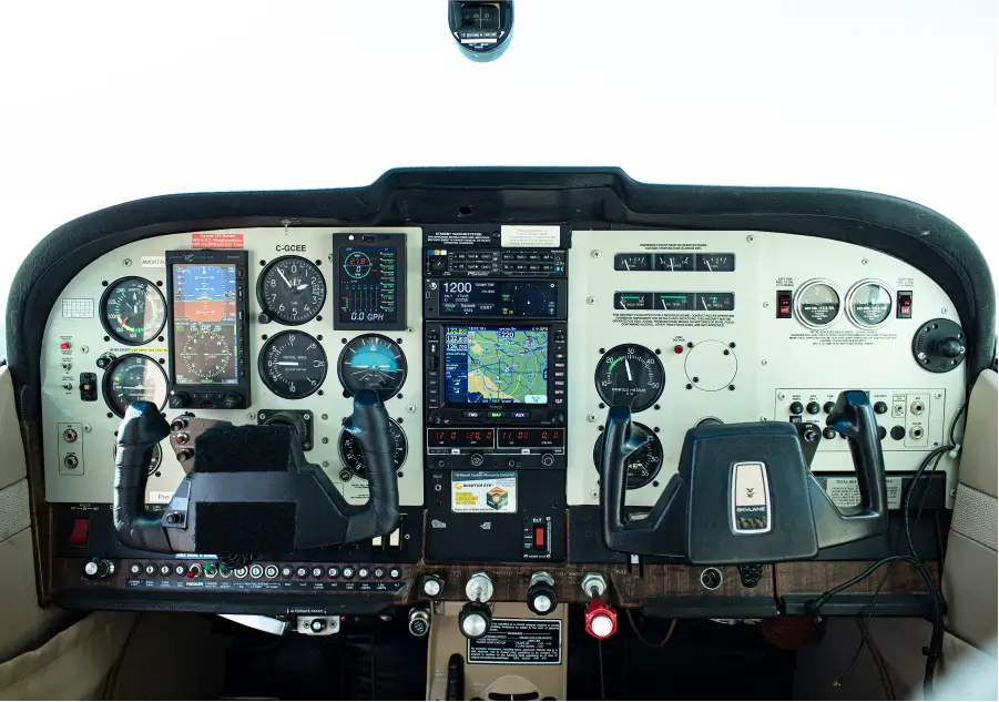 Cessna 182P Skylane - Panel