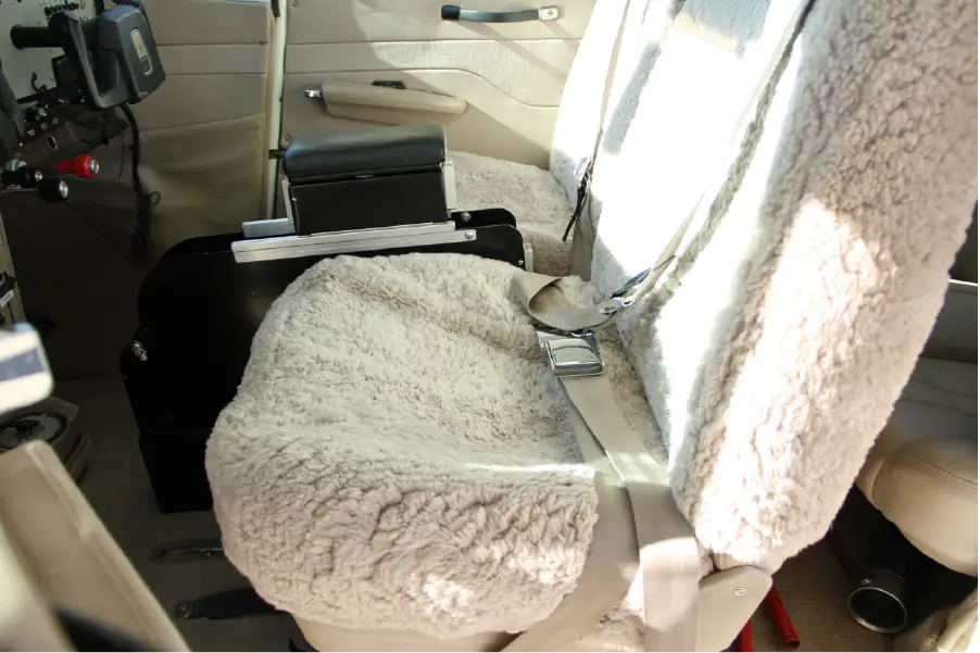 Cessna 182P Skylane - Front Seats