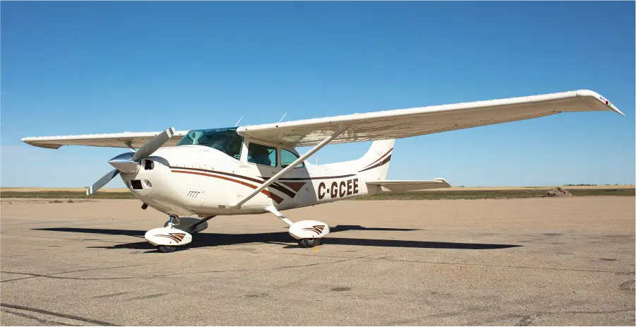Cessna 182P Skylane - 3/4 Front Co-pilot side view