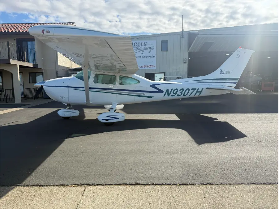 Cessna 182R - Pilot Side